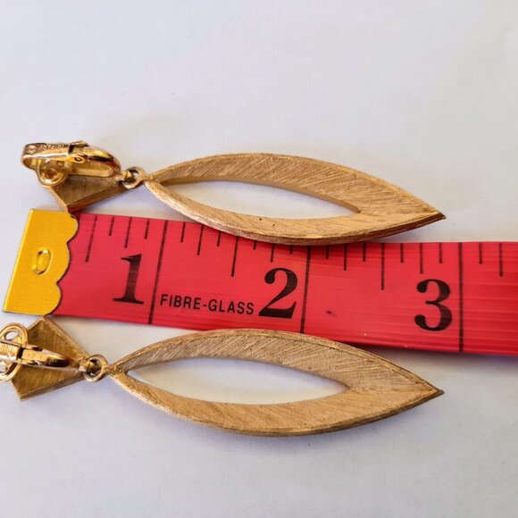 Vintage Trifari Earrings Gold Tone Dangle Clip Ons Large Statement Jewelry - Picture 15 of 16